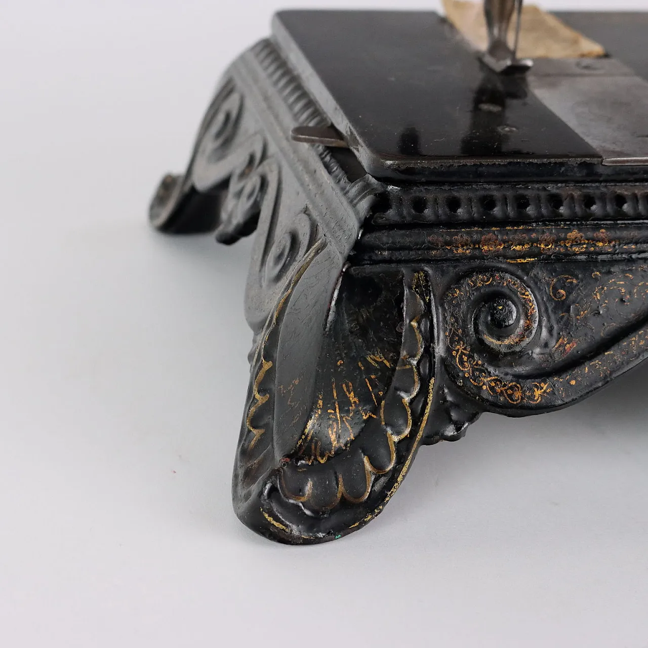 Brunonia iron sewing machine, 19th century 3