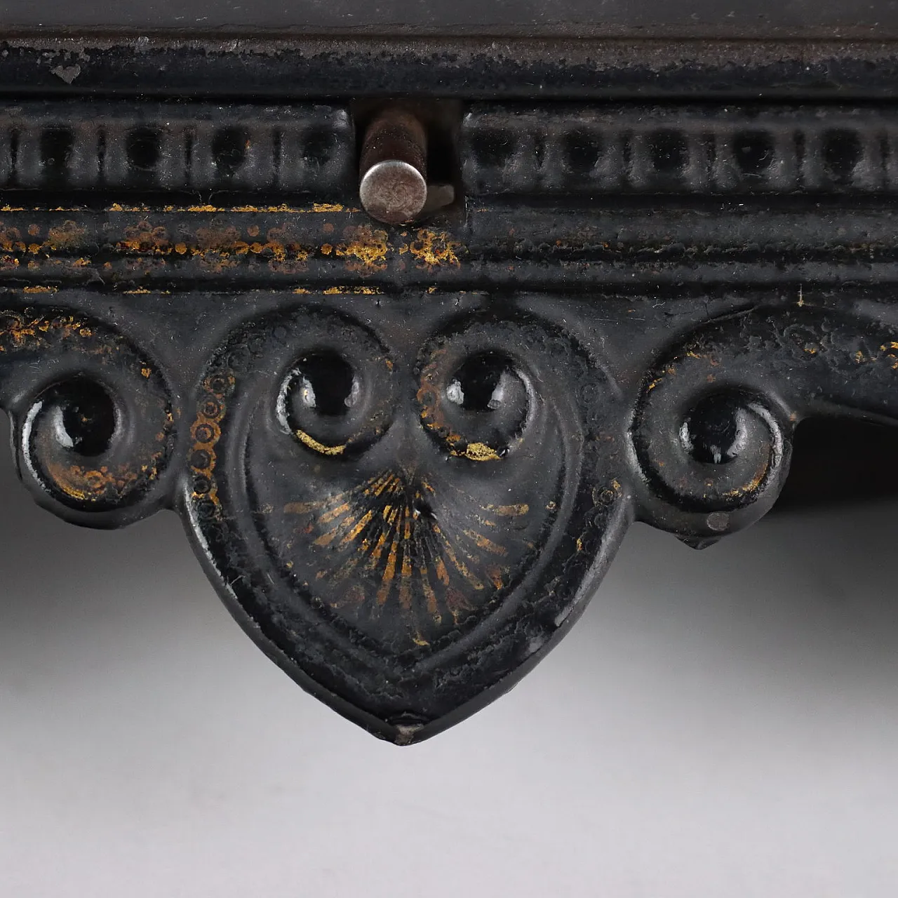 Brunonia iron sewing machine, 19th century 4