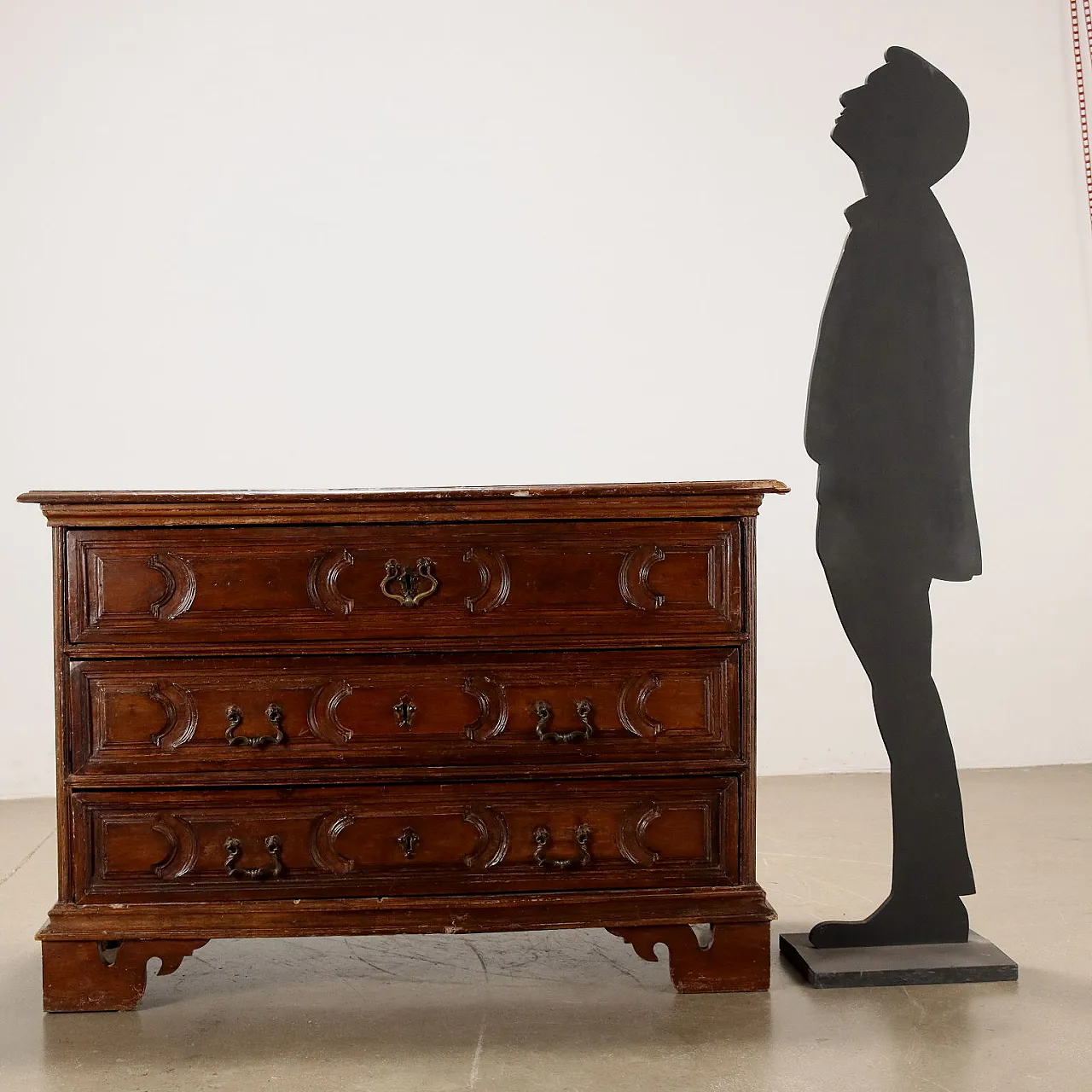 Walnut & poplar dresser with carved shelf feet & panels, 18th century 2