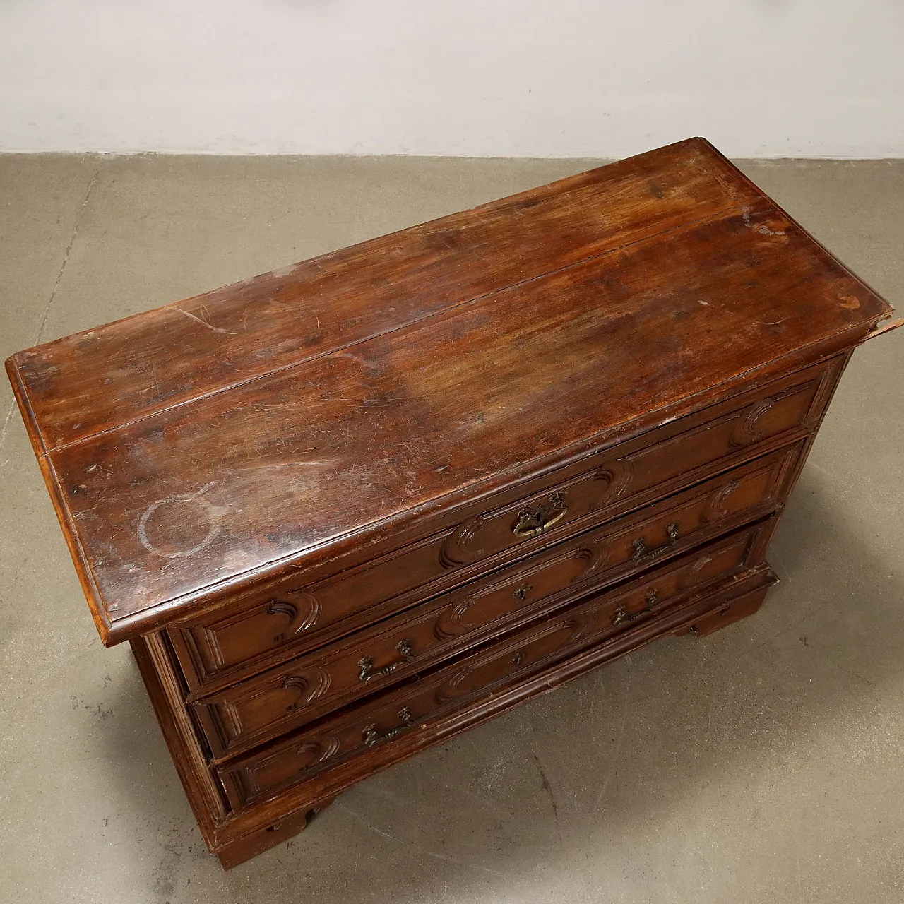 Walnut & poplar dresser with carved shelf feet & panels, 18th century 3