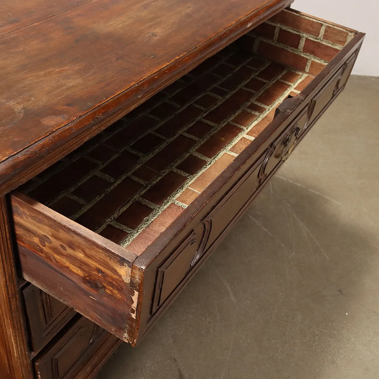 Walnut & poplar dresser with carved shelf feet & panels, 18th century 4