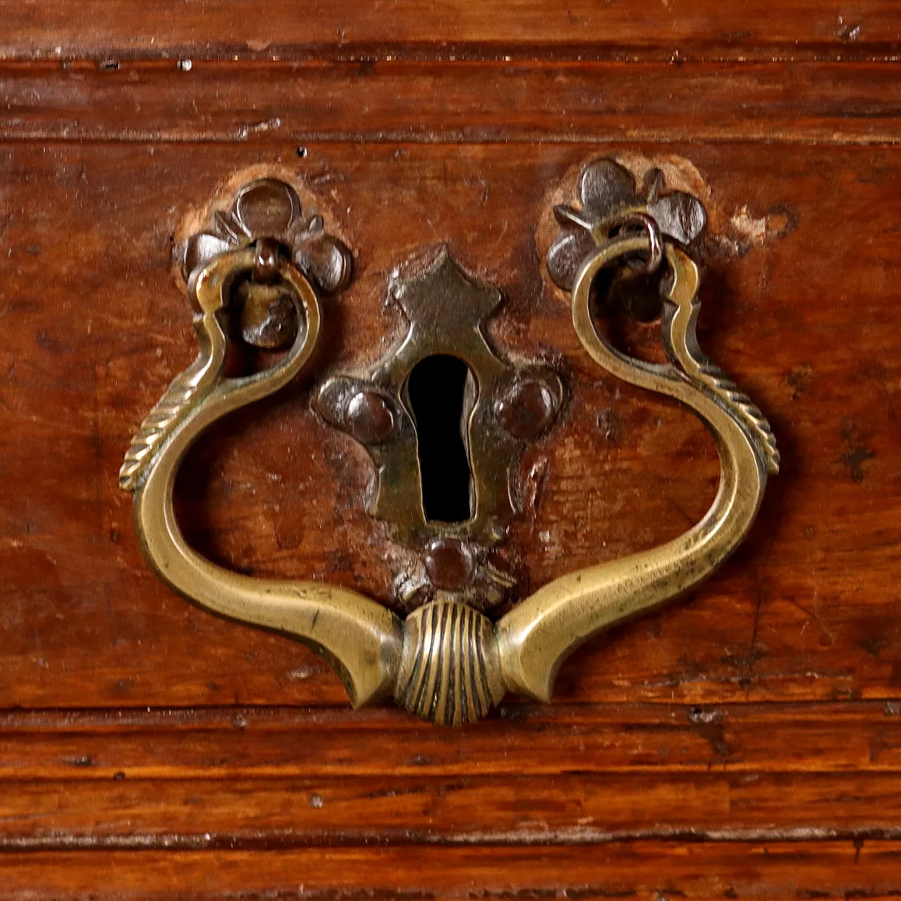 Walnut & poplar dresser with carved shelf feet & panels, 18th century 6