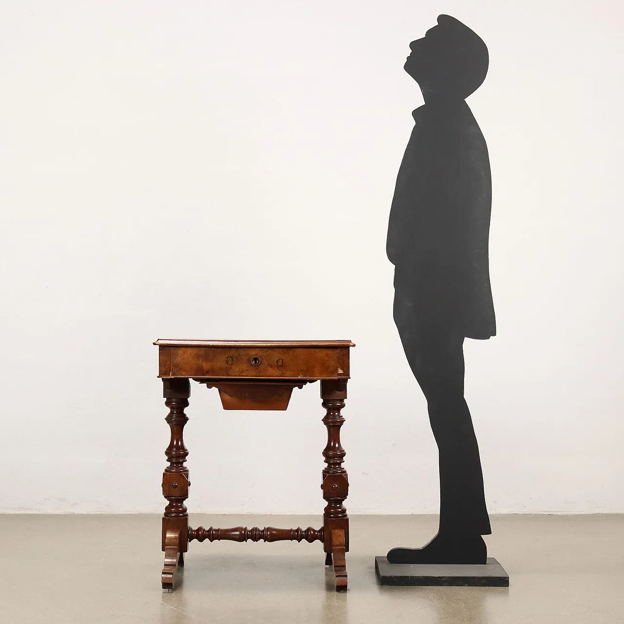 Table in walnut with two drawers, 19th century 2