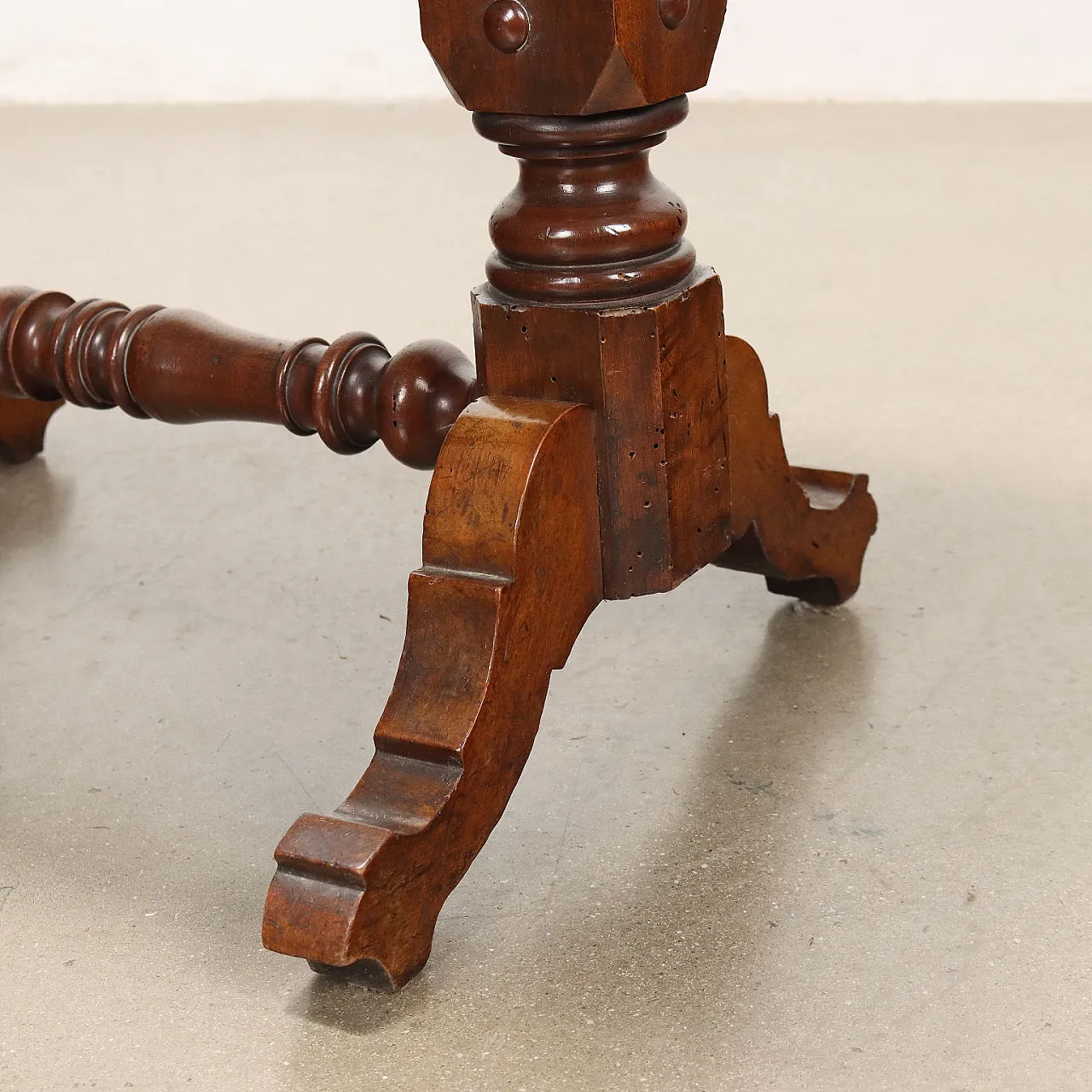 Table in walnut with two drawers, 19th century 7