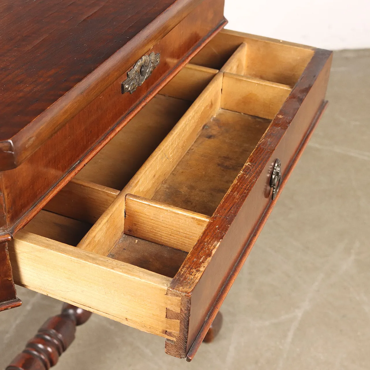 Umbertine working table in walnut & poplar with mirror, 19th century 7