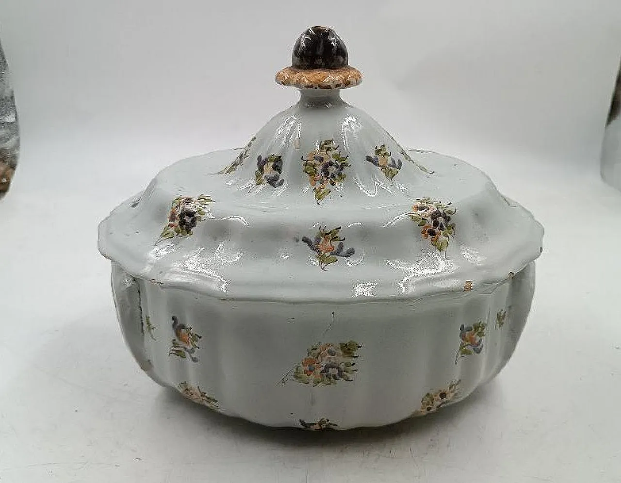 Zuppiera in maiolica decorata con motivi floreali, metà '700 1