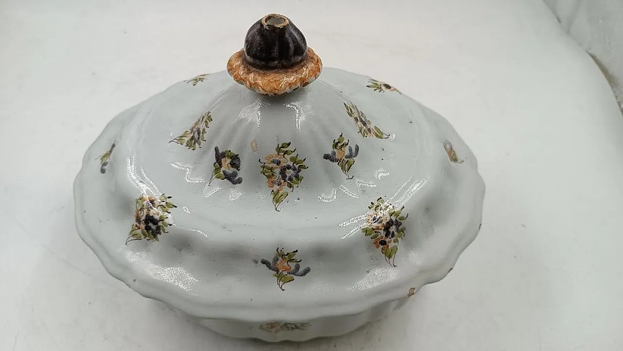 Zuppiera in maiolica decorata con motivi floreali, metà '700 2