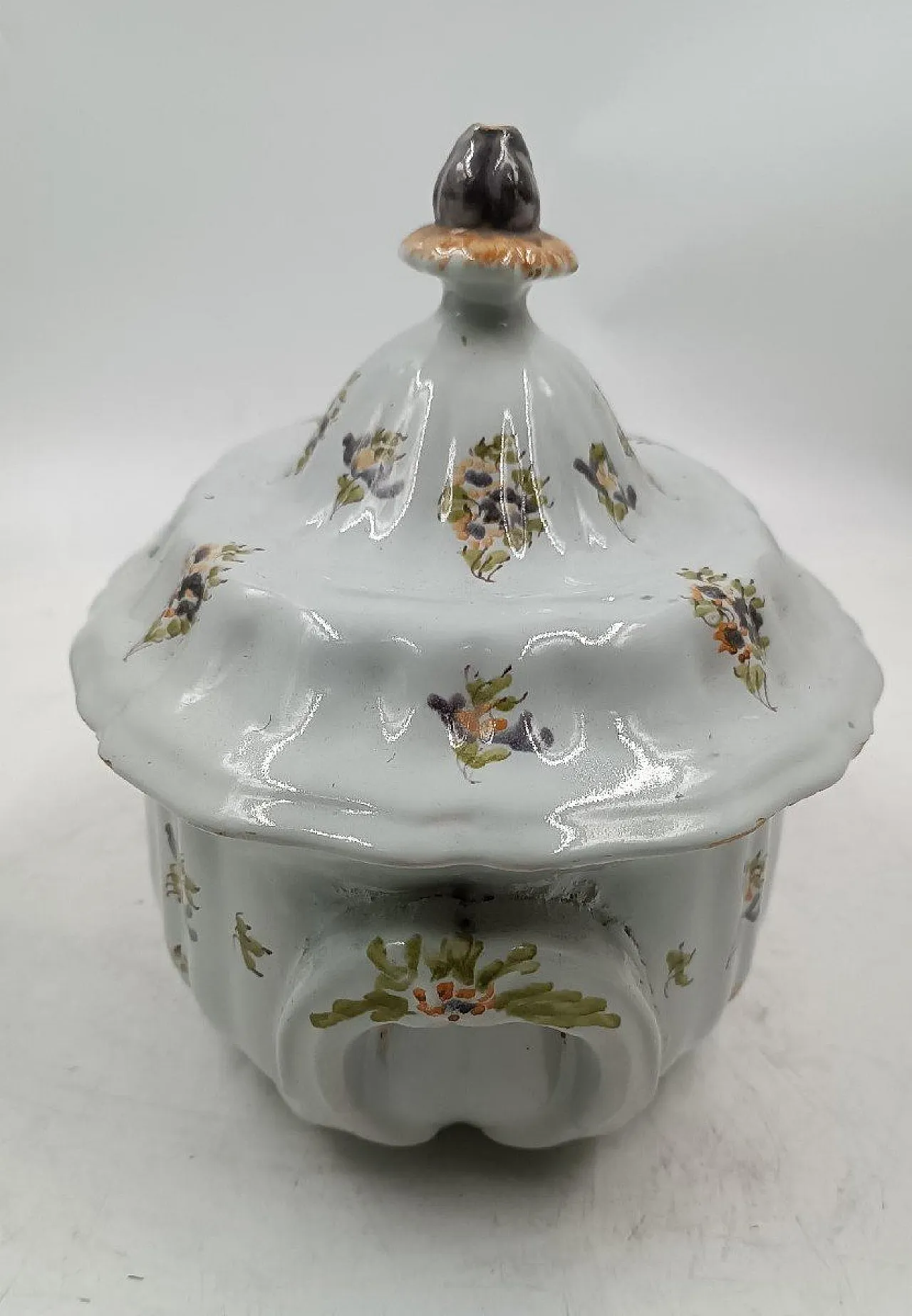 Zuppiera in maiolica decorata con motivi floreali, metà '700 3