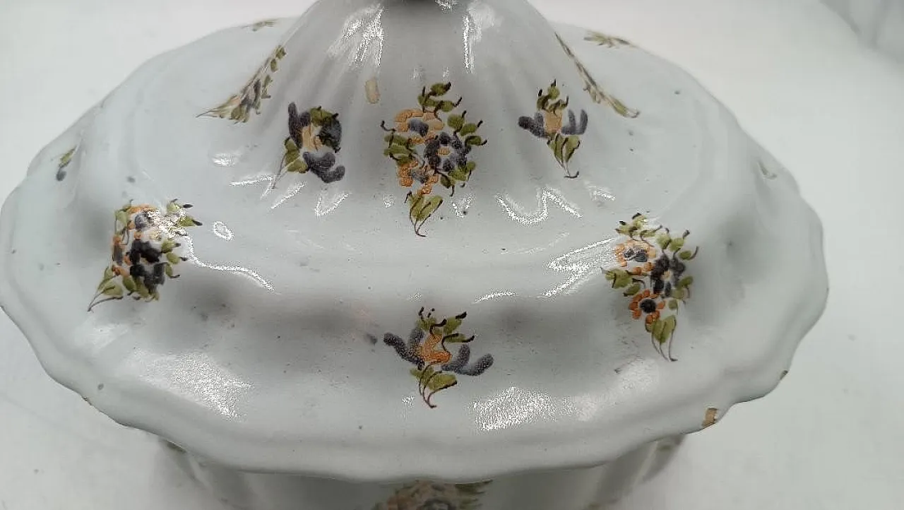 Zuppiera in maiolica decorata con motivi floreali, metà '700 4