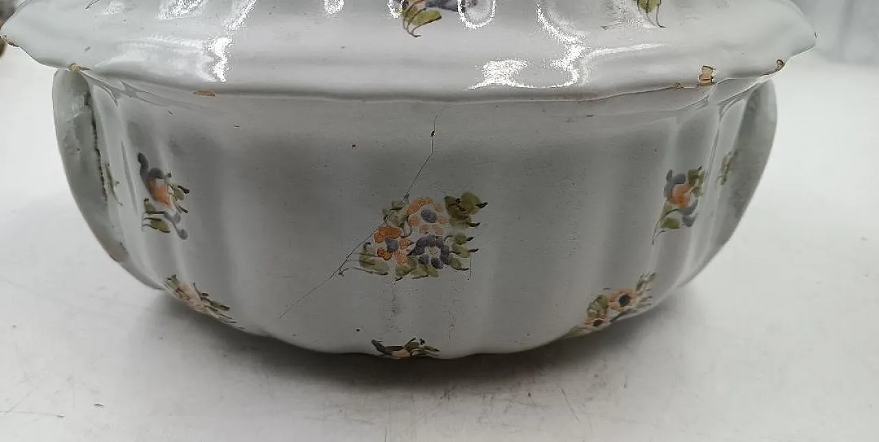 Zuppiera in maiolica decorata con motivi floreali, metà '700 5