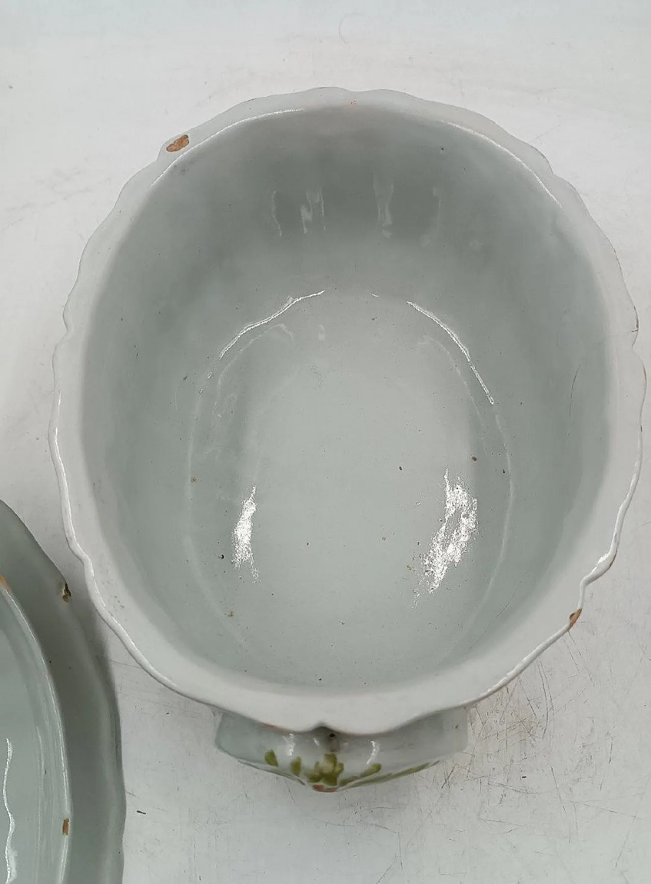 Zuppiera in maiolica decorata con motivi floreali, metà '700 6