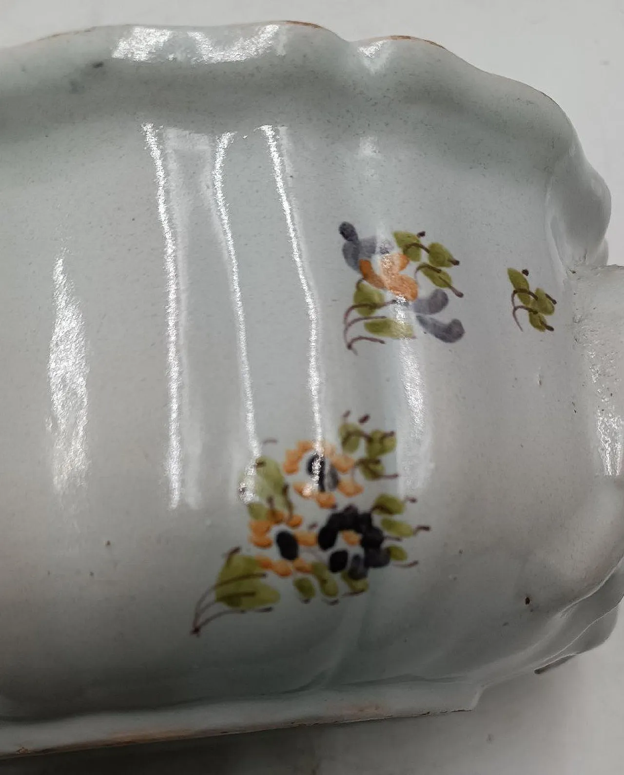 Zuppiera in maiolica decorata con motivi floreali, metà '700 8