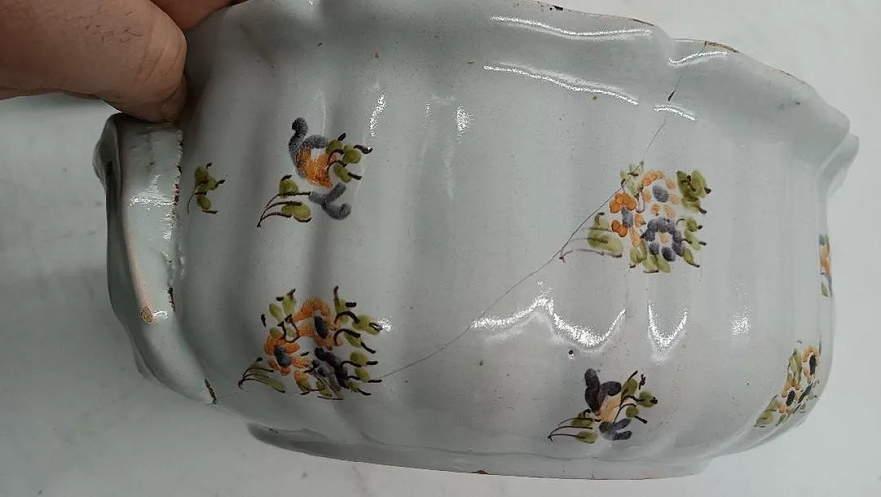 Zuppiera in maiolica decorata con motivi floreali, metà '700 9