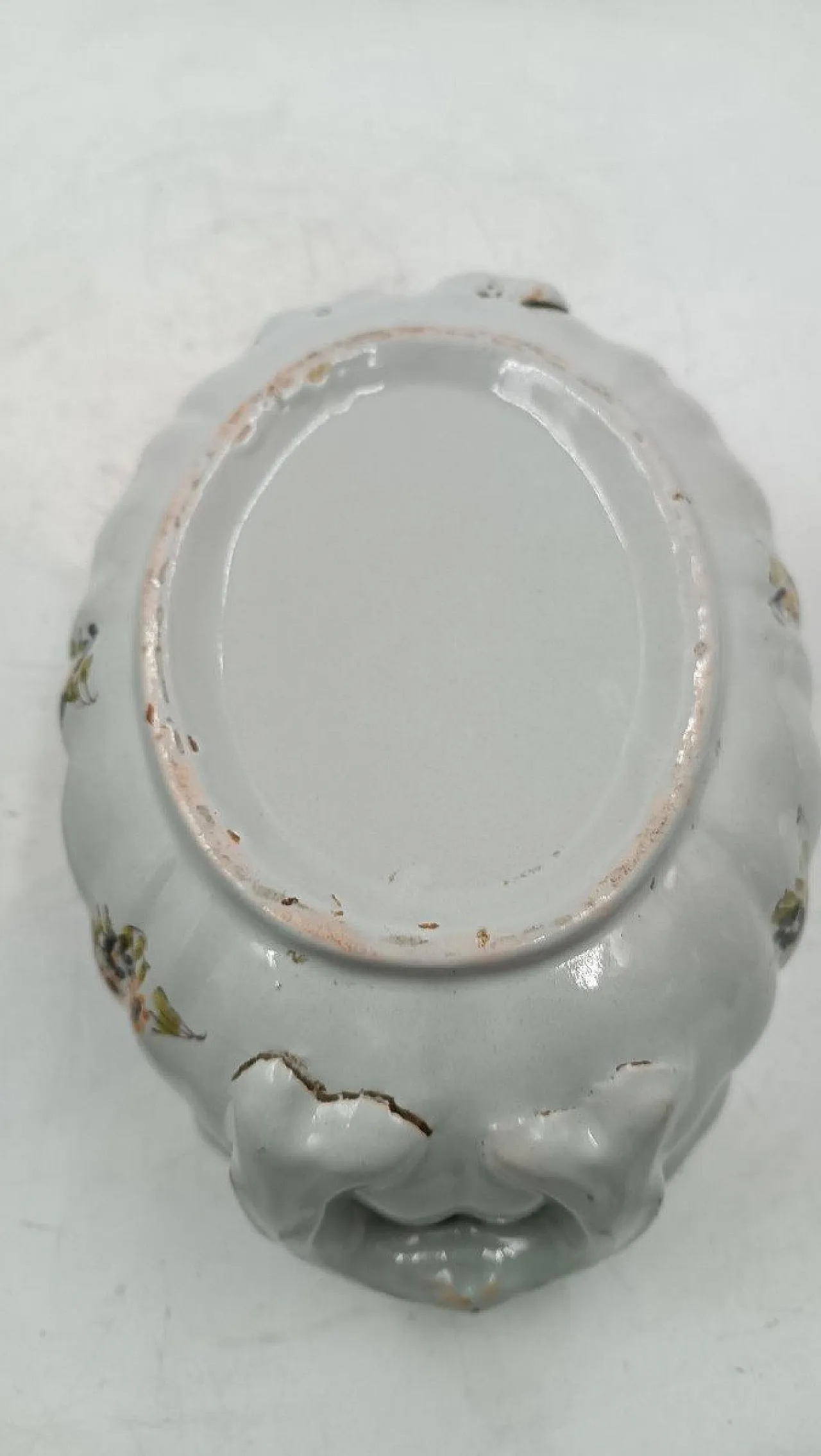 Zuppiera in maiolica decorata con motivi floreali, metà '700 10