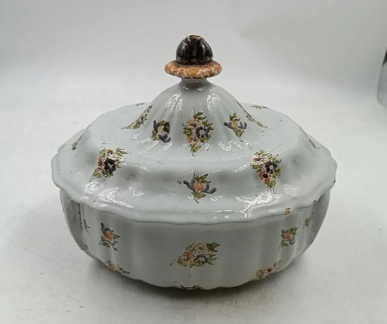 Zuppiera in maiolica decorata con motivi floreali, metà '700 11