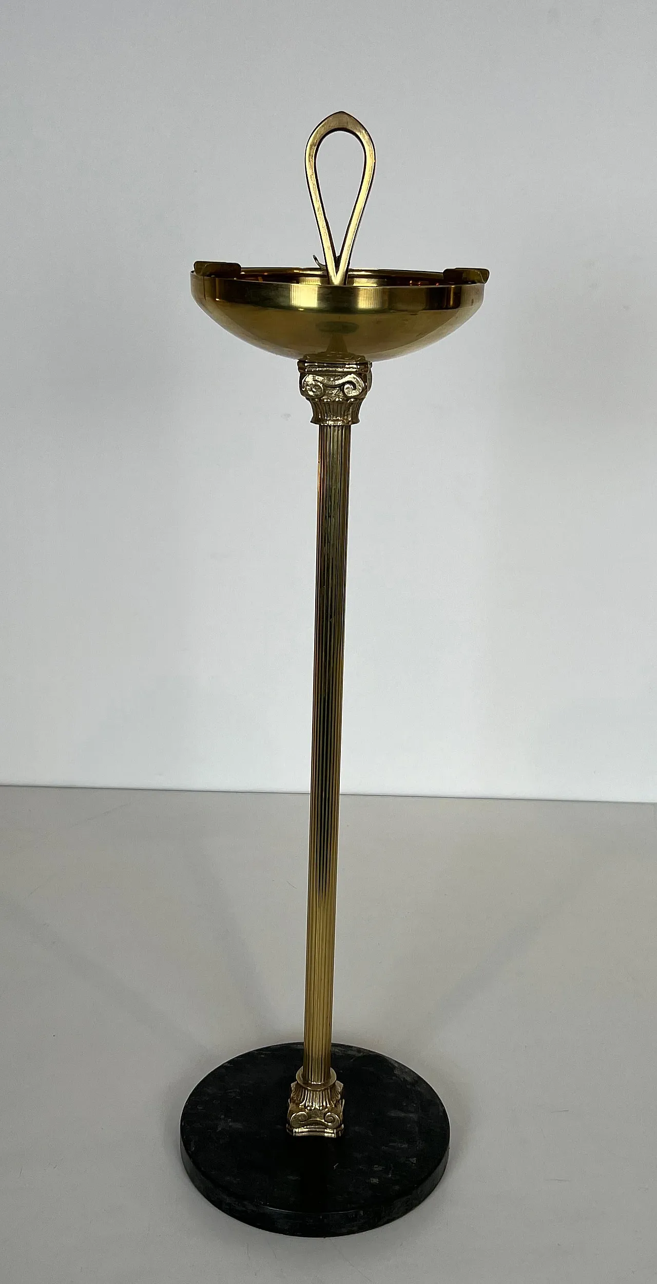 Posacenere in bronzo e ottone su base circolare in marmo, anni '40 2