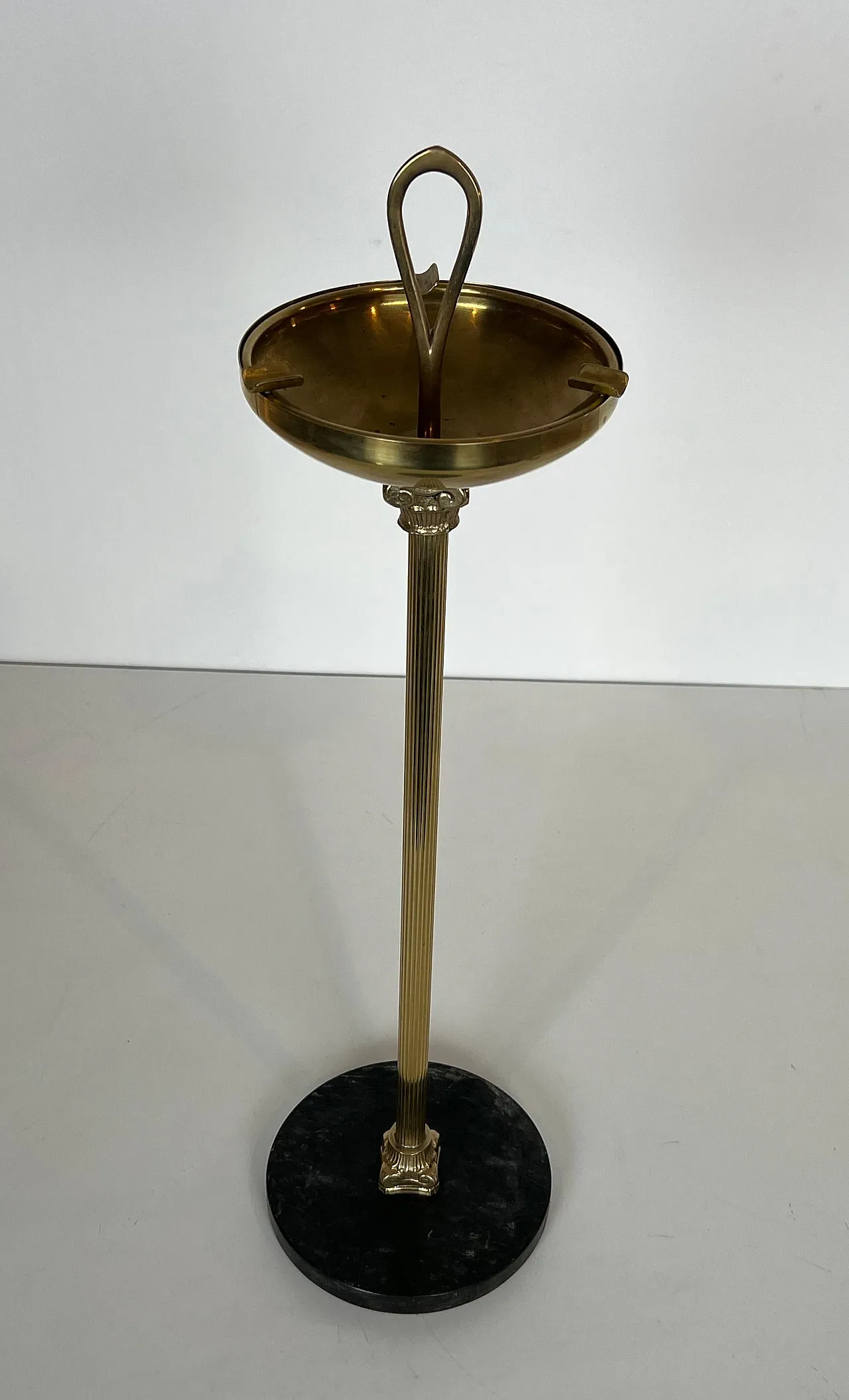 Posacenere in bronzo e ottone su base circolare in marmo, anni '40 3