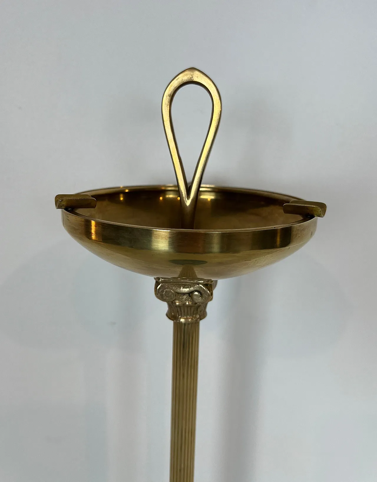 Posacenere in bronzo e ottone su base circolare in marmo, anni '40 4