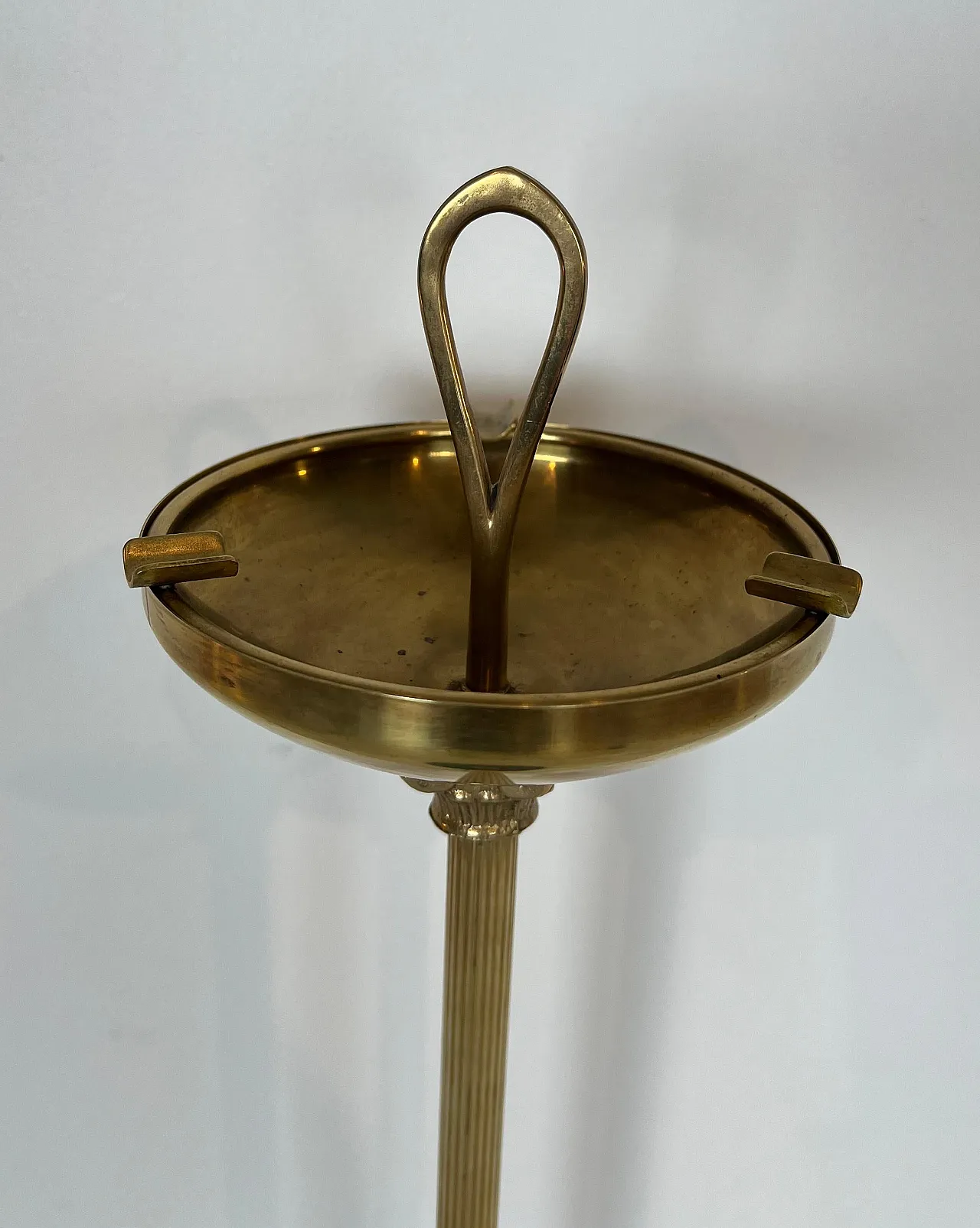 Posacenere in bronzo e ottone su base circolare in marmo, anni '40 6