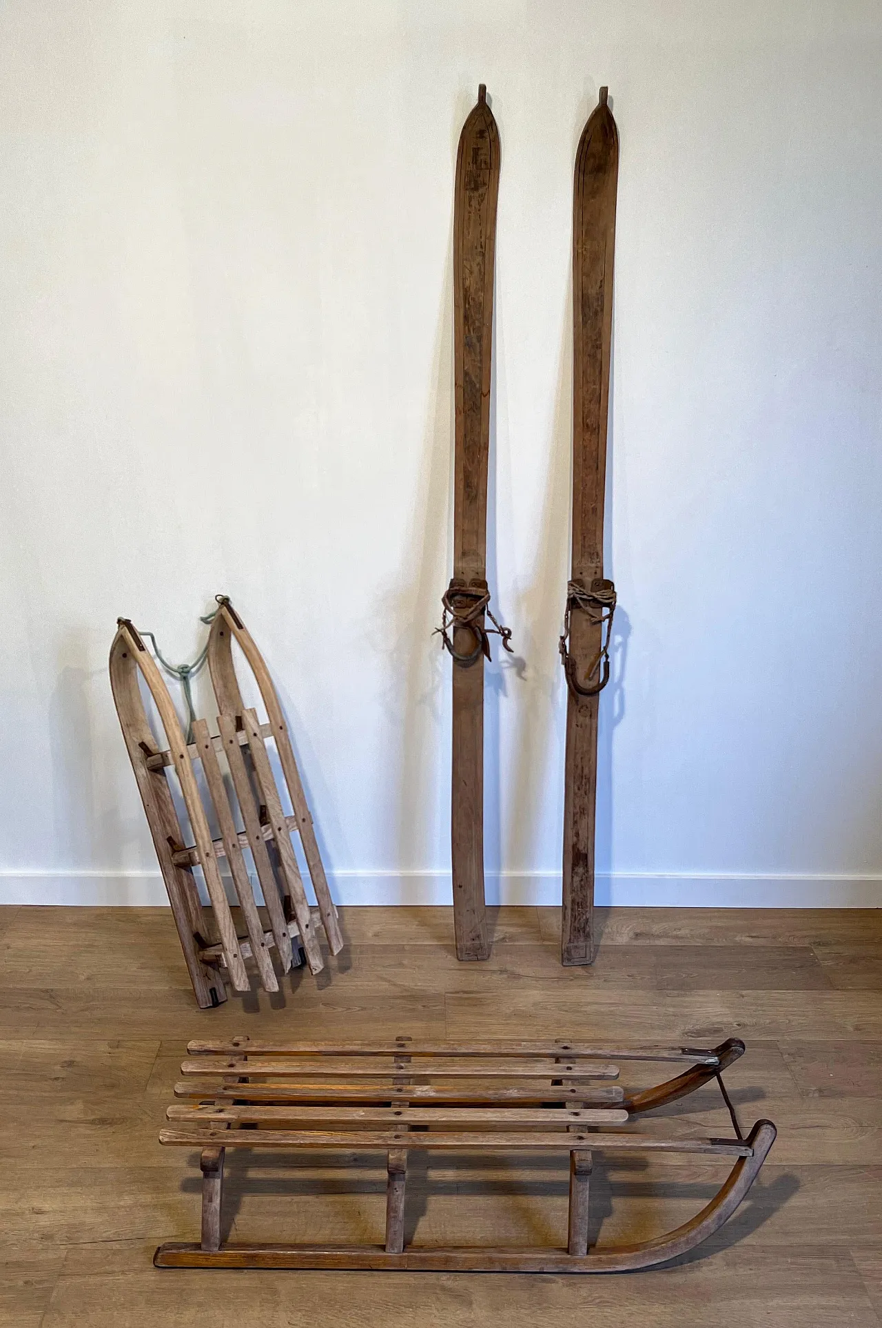 Coppia di vecchi sci in legno, anni '50 2