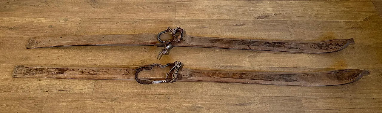 Coppia di vecchi sci in legno, anni '50 3