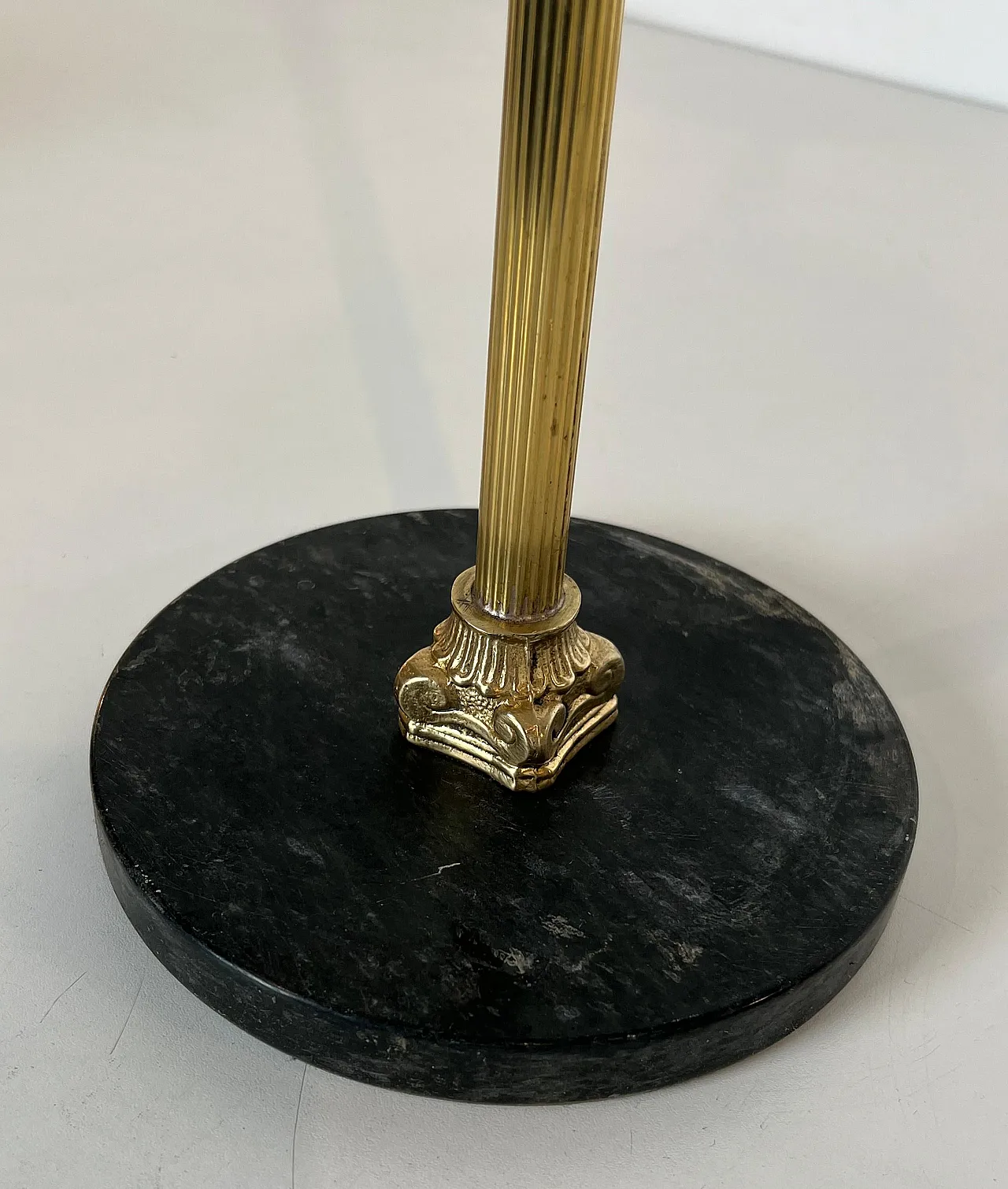 Posacenere in bronzo e ottone su base circolare in marmo, anni '40 8