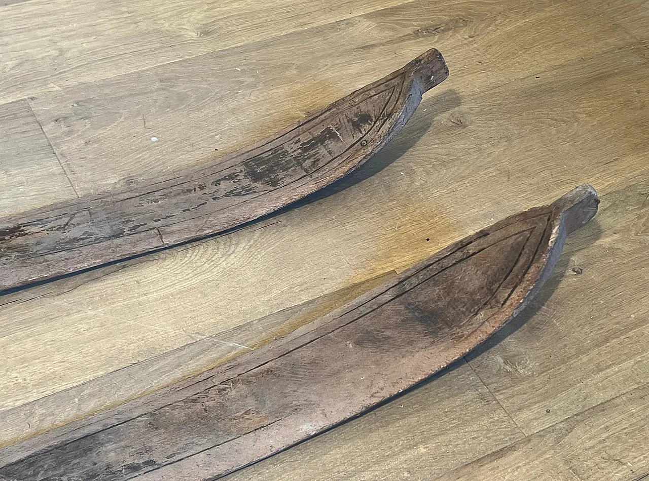 Coppia di vecchi sci in legno, anni '50 4