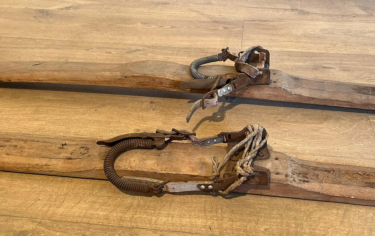 Coppia di vecchi sci in legno, anni '50 5