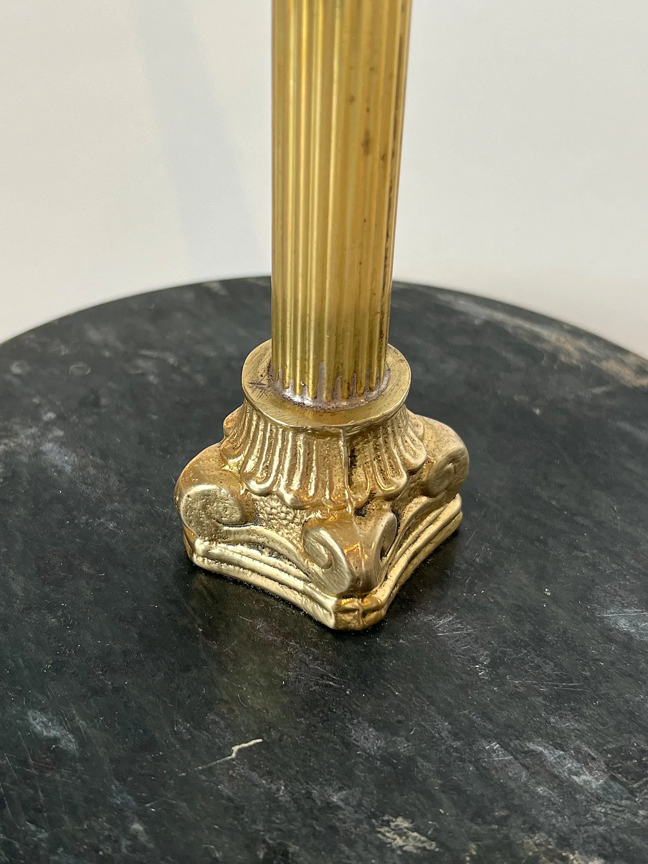 Posacenere in bronzo e ottone su base circolare in marmo, anni '40 10