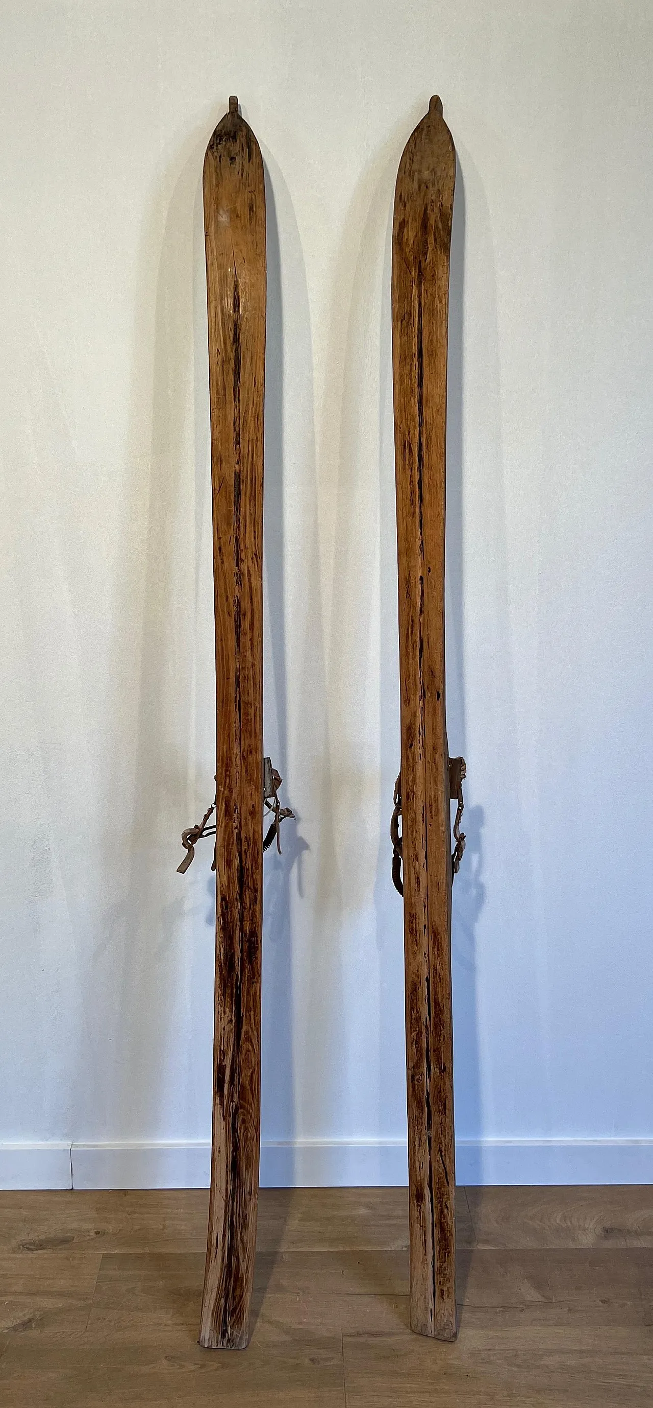 Coppia di vecchi sci in legno, anni '50 7
