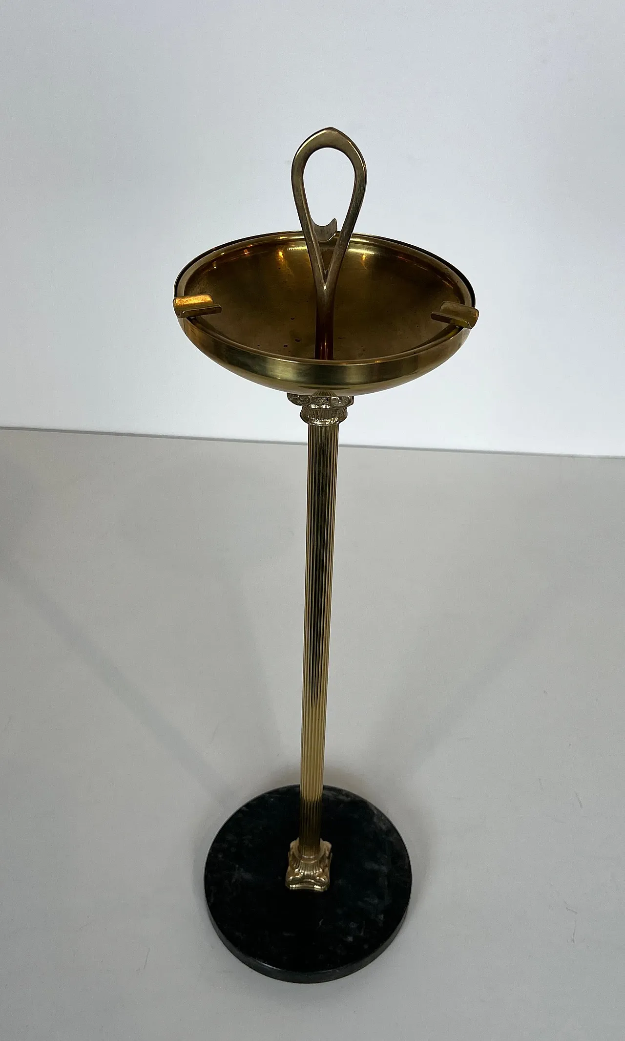 Posacenere in bronzo e ottone su base circolare in marmo, anni '40 11