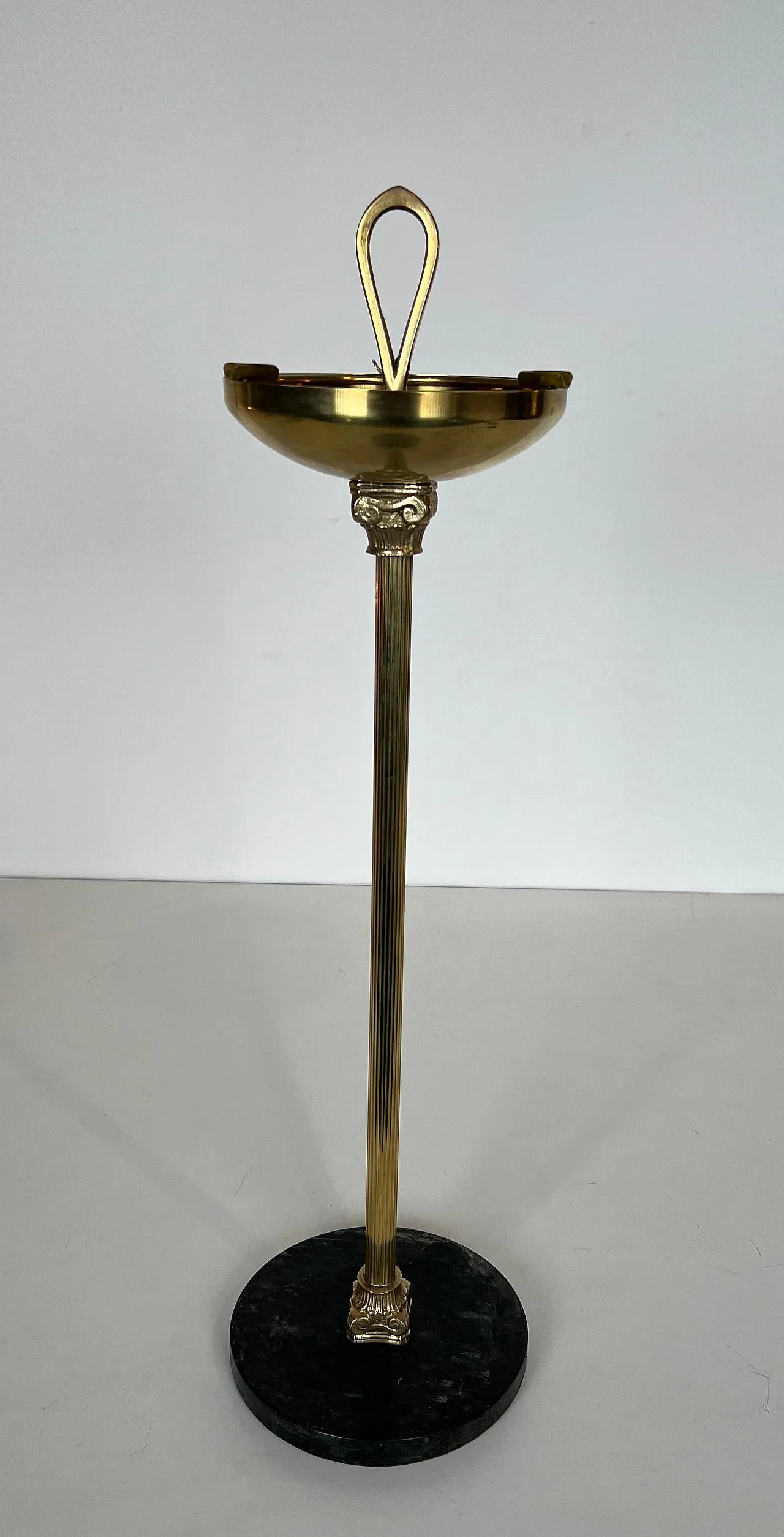 Posacenere in bronzo e ottone su base circolare in marmo, anni '40 12