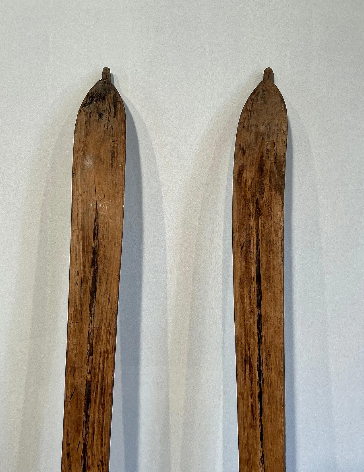Coppia di vecchi sci in legno, anni '50 8
