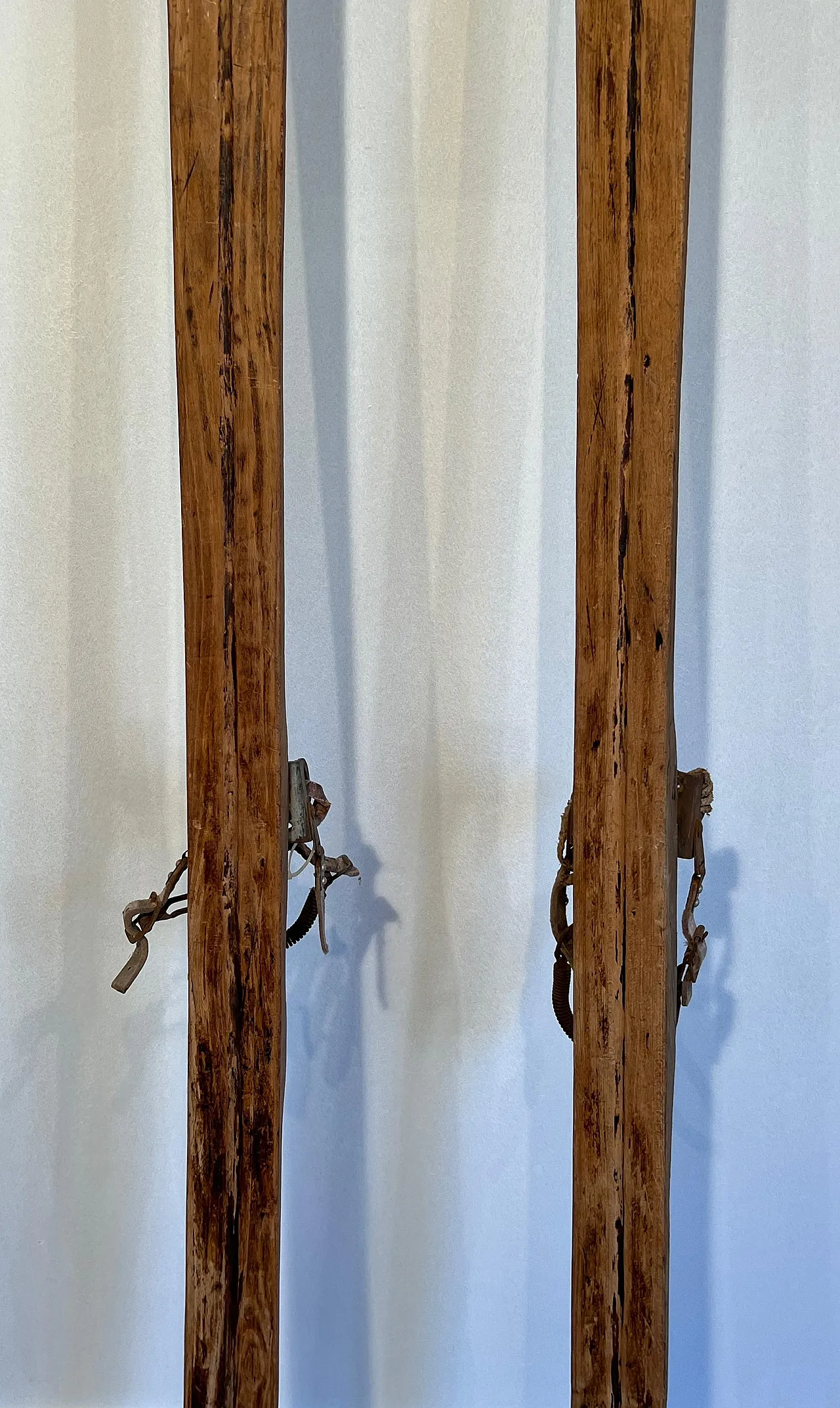 Coppia di vecchi sci in legno, anni '50 9