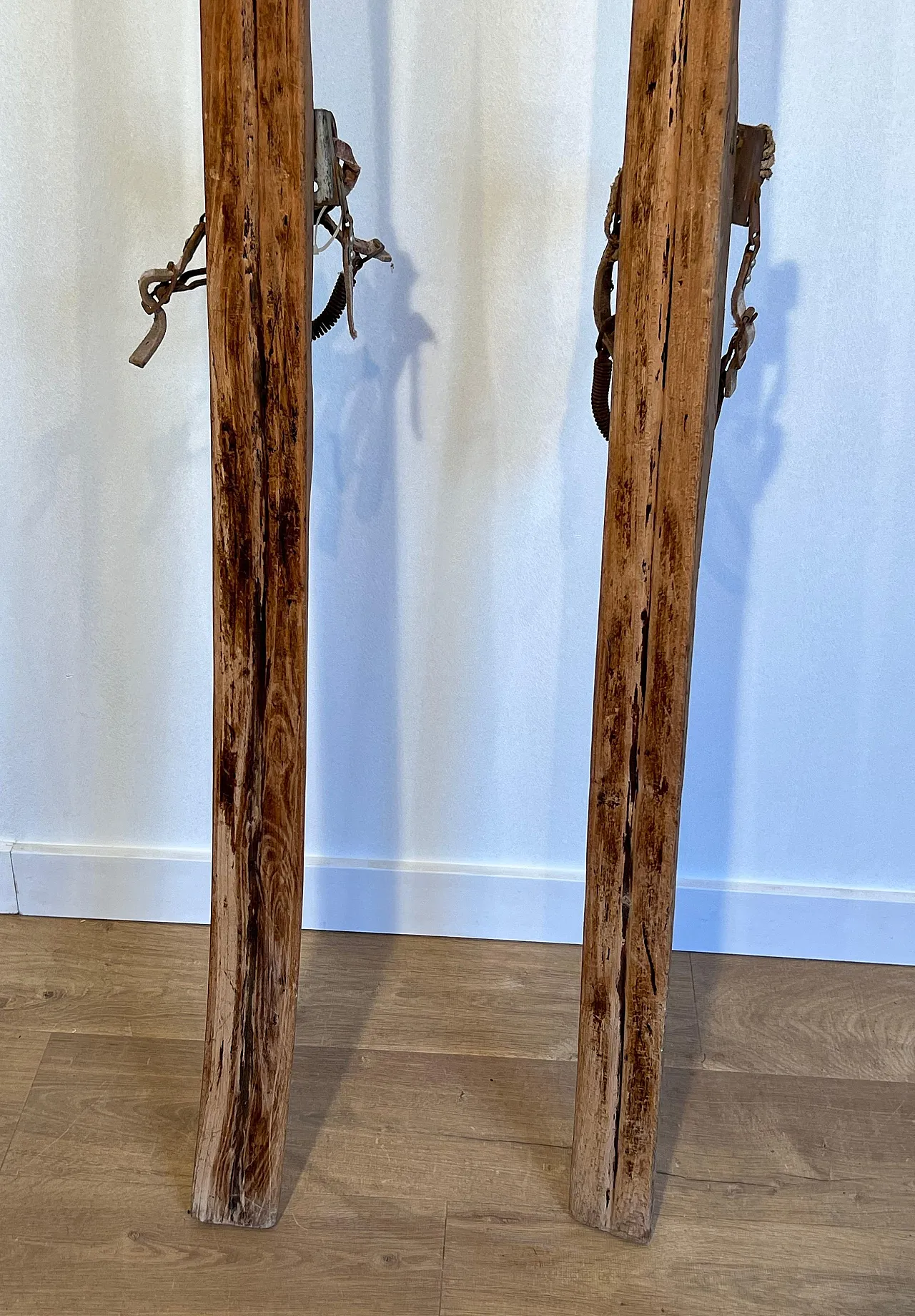 Coppia di vecchi sci in legno, anni '50 10