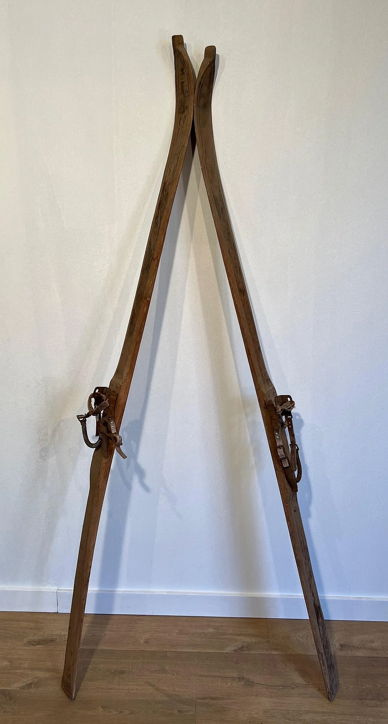 Coppia di vecchi sci in legno, anni '50 11