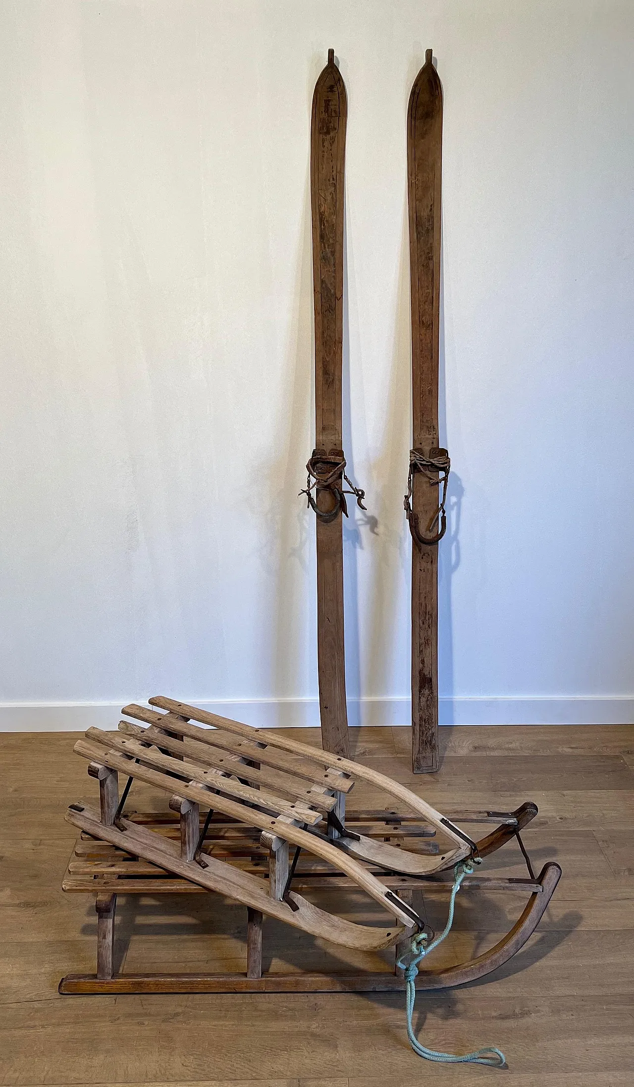 Coppia di vecchi sci in legno, anni '50 12