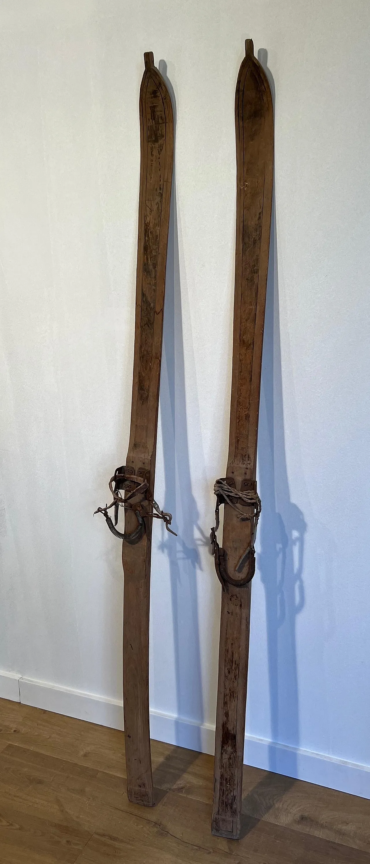 Coppia di vecchi sci in legno, anni '50 13
