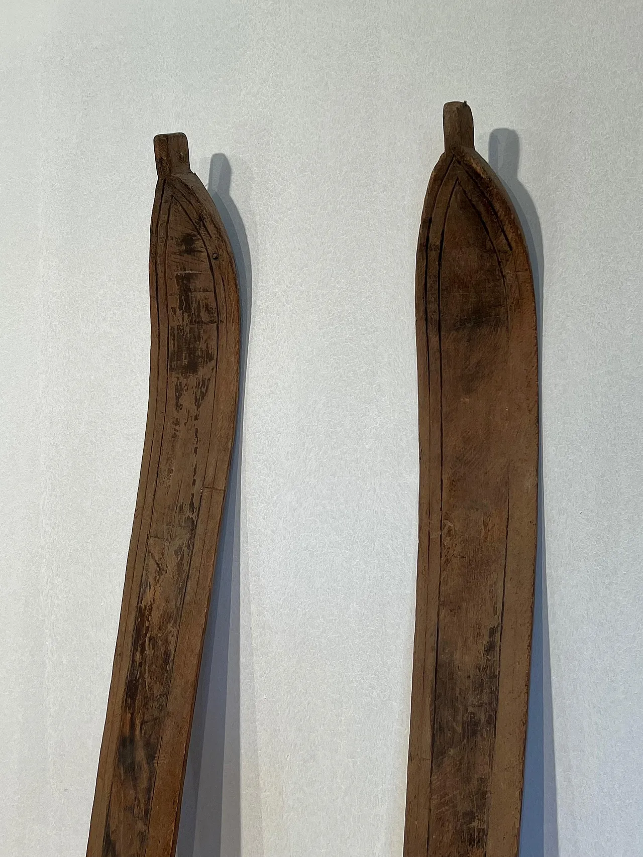 Coppia di vecchi sci in legno, anni '50 14