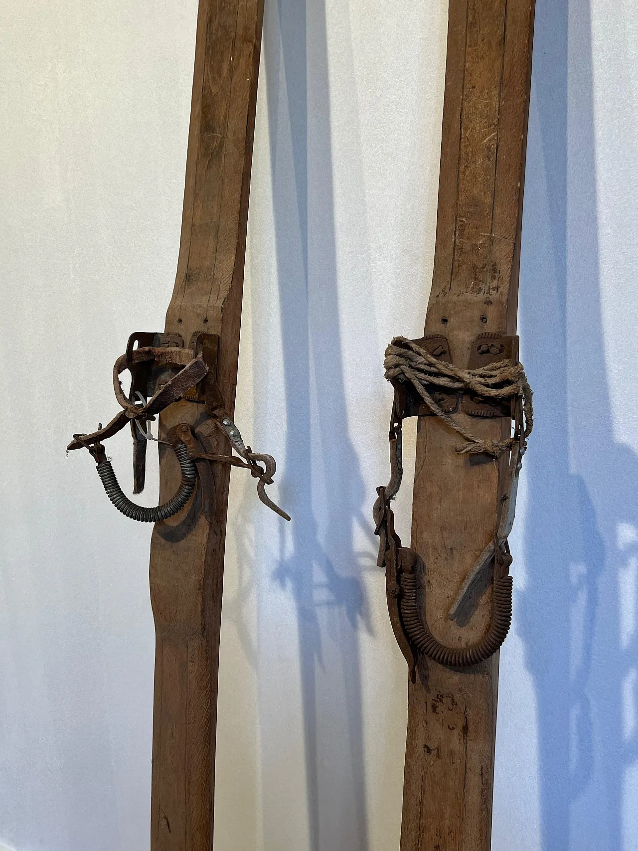 Coppia di vecchi sci in legno, anni '50 16