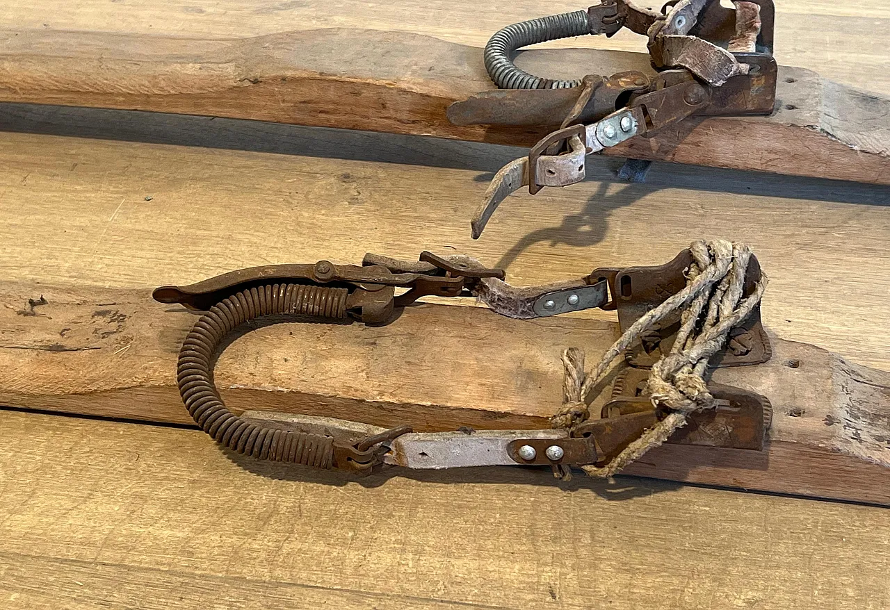 Coppia di vecchi sci in legno, anni '50 17
