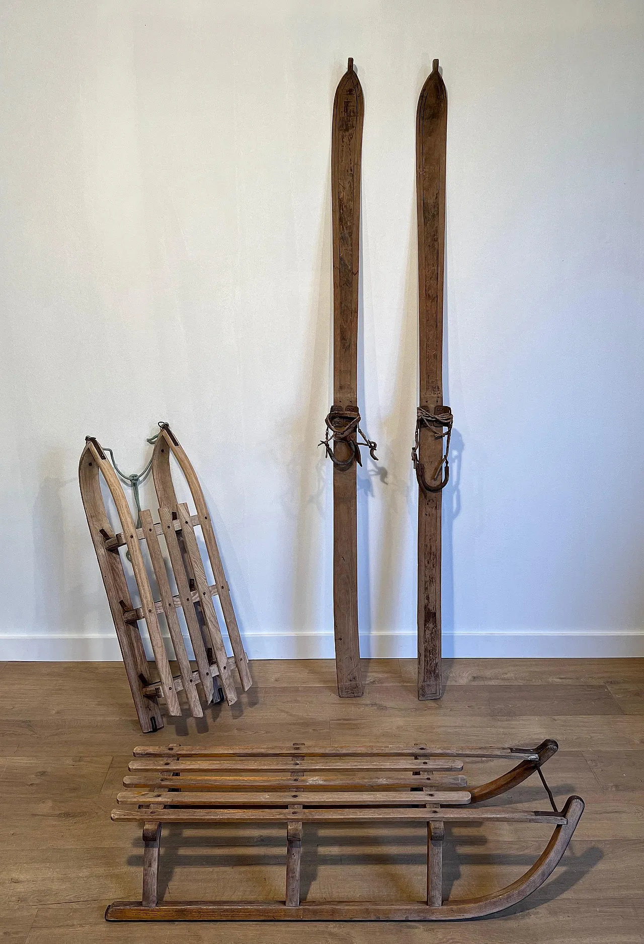 Coppia di vecchi sci in legno, anni '50 20