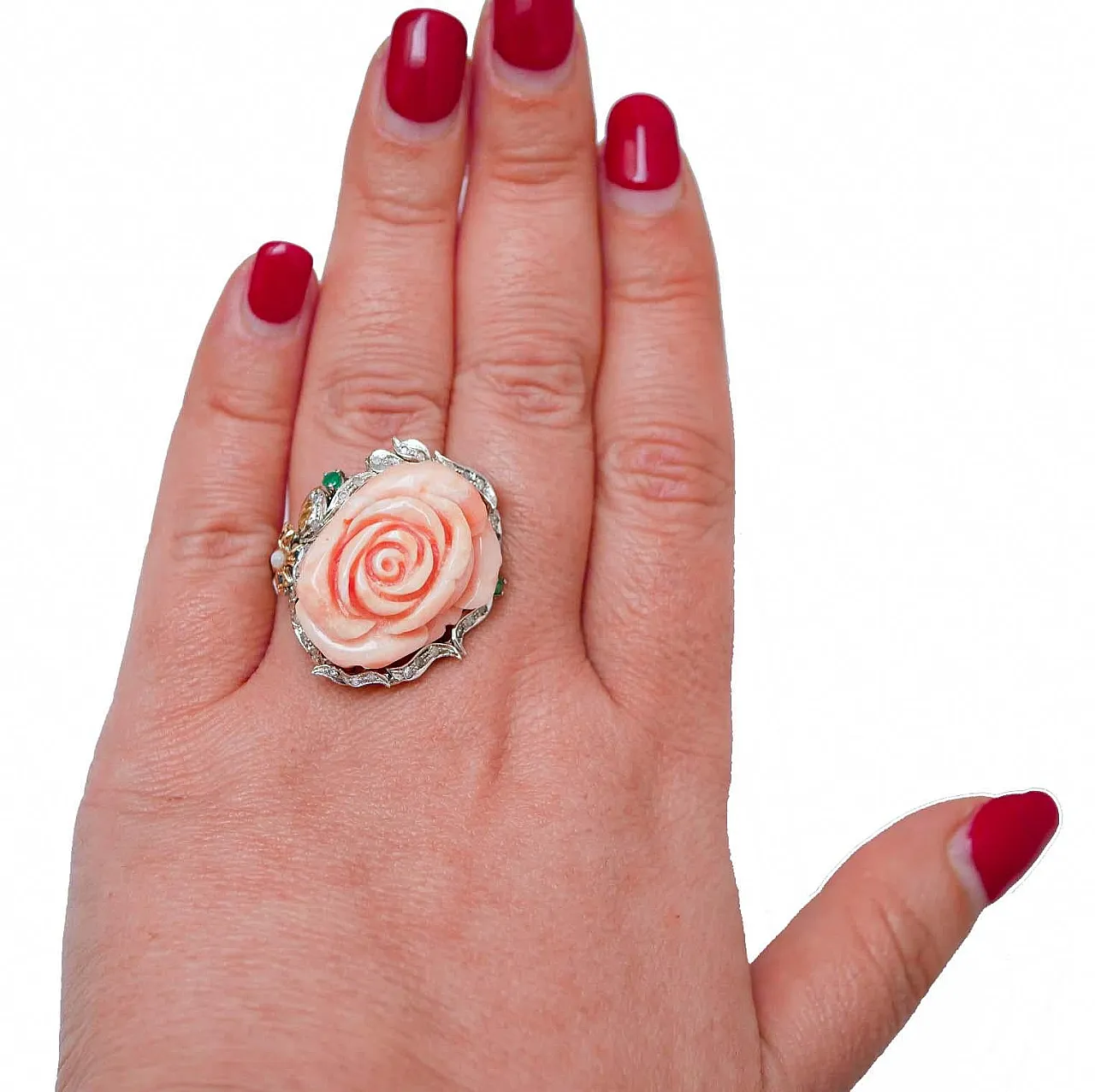 Anello in corallo, smeraldi, zaffiri, diamanti e oro, anni '50 4