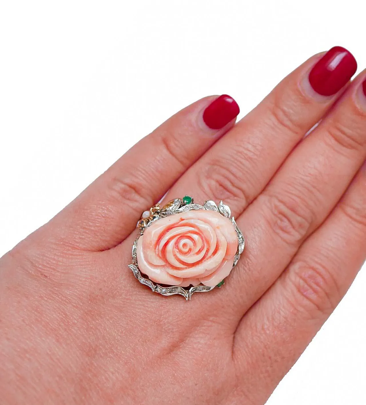 Anello in corallo, smeraldi, zaffiri, diamanti e oro, anni '50 5