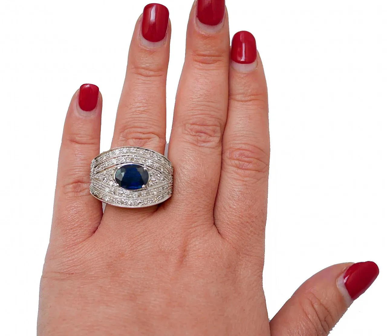 Anello a fascia in oro bianco con zaffiro e diamanti, anni '50 4