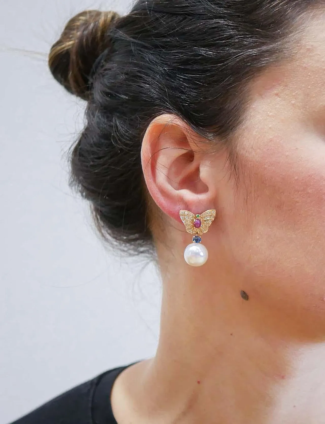 Orecchini in oro con perle, diamanti, rubini, zaffiri, smeraldi, 1970 4