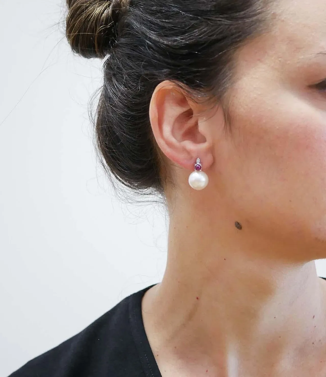 Orecchini con perle bianche, rubini, diamanti, oro bianco, anni 2000 4