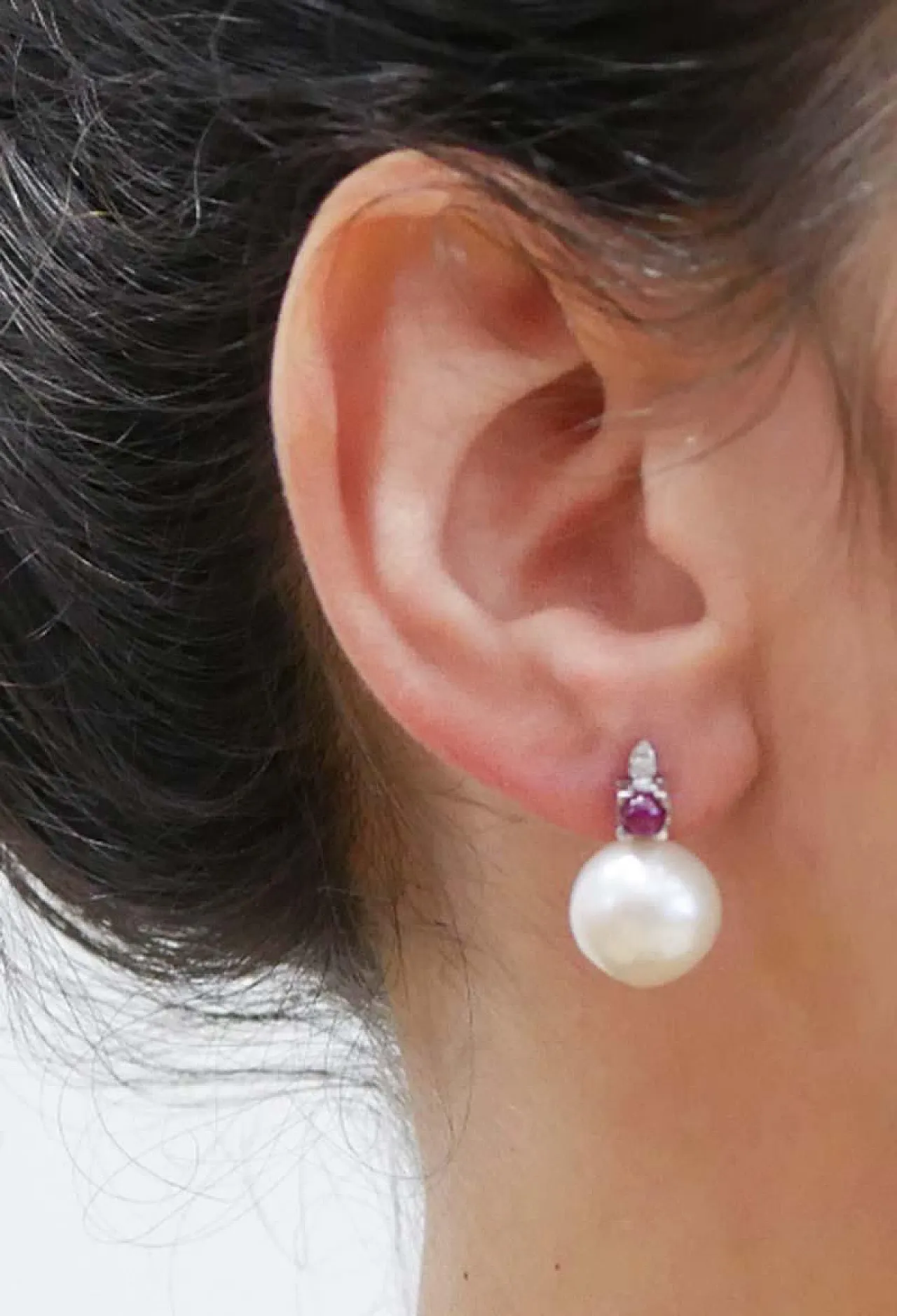 Orecchini con perle bianche, rubini, diamanti, oro bianco, anni 2000 5