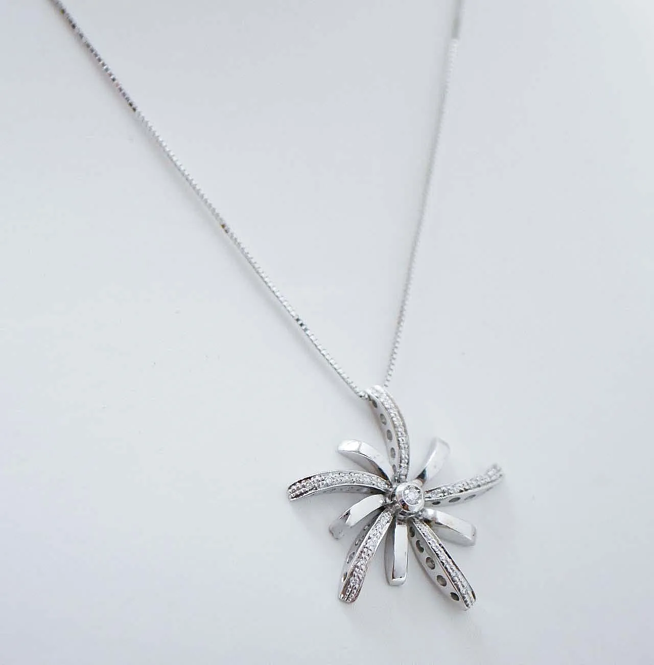 Diamanti, collana con ciondolo in oro bianco 18 carati, anni 2000 3