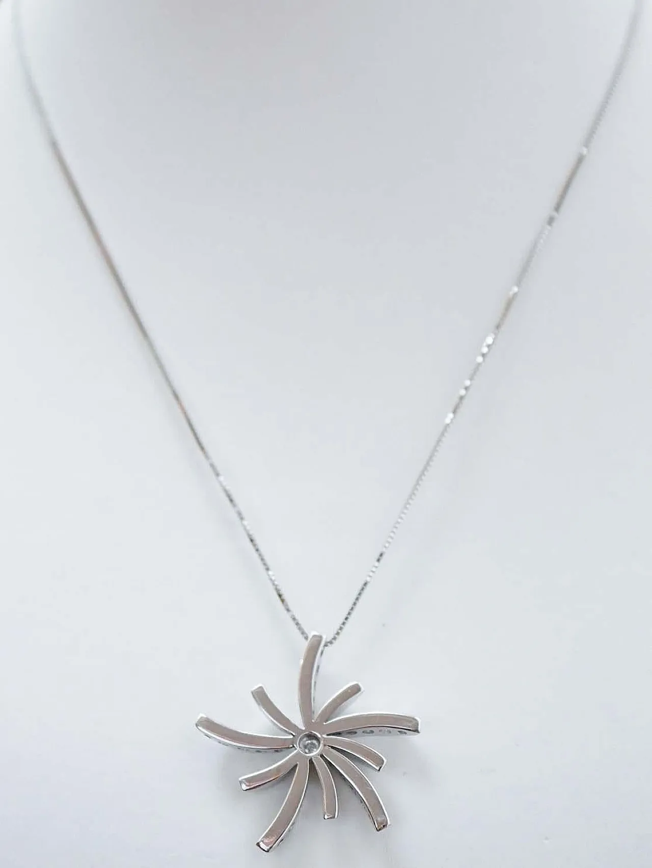 Diamanti, collana con ciondolo in oro bianco 18 carati, anni 2000 4